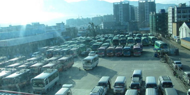 腾冲客运站,坐标:东方路～ 从腾冲到瑞丽的大巴车是在这里,票价80/人